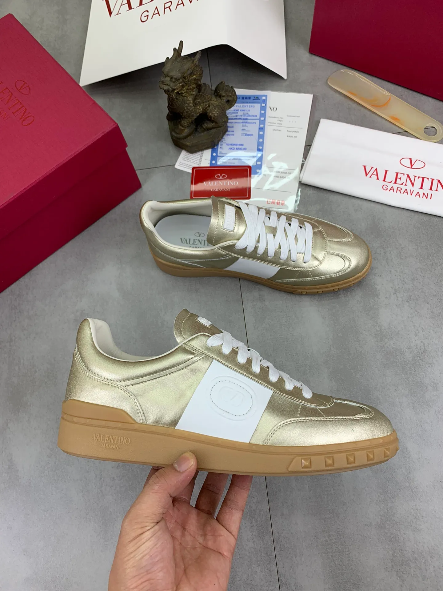 Men's Men's Shoes P520 New Couple Style Valentino Valentino 2025/UPVILLAGE Couple Casual Sports Shoes Moral Training Shoes 🆚Professional high-end, perfect replica, first-class quality, all made of original 1:1 materials, exclusive mold opening! 🎁Full set of high-end packaging at the counter ✔️Fabric: high mercerized cowhide ✔️Outsole: TPU material outsole ✔️Size: female 35-40 male 39-45 (female 41 male 38.46) 🆚All details are customized at 1:1 mold, striving for perfection!